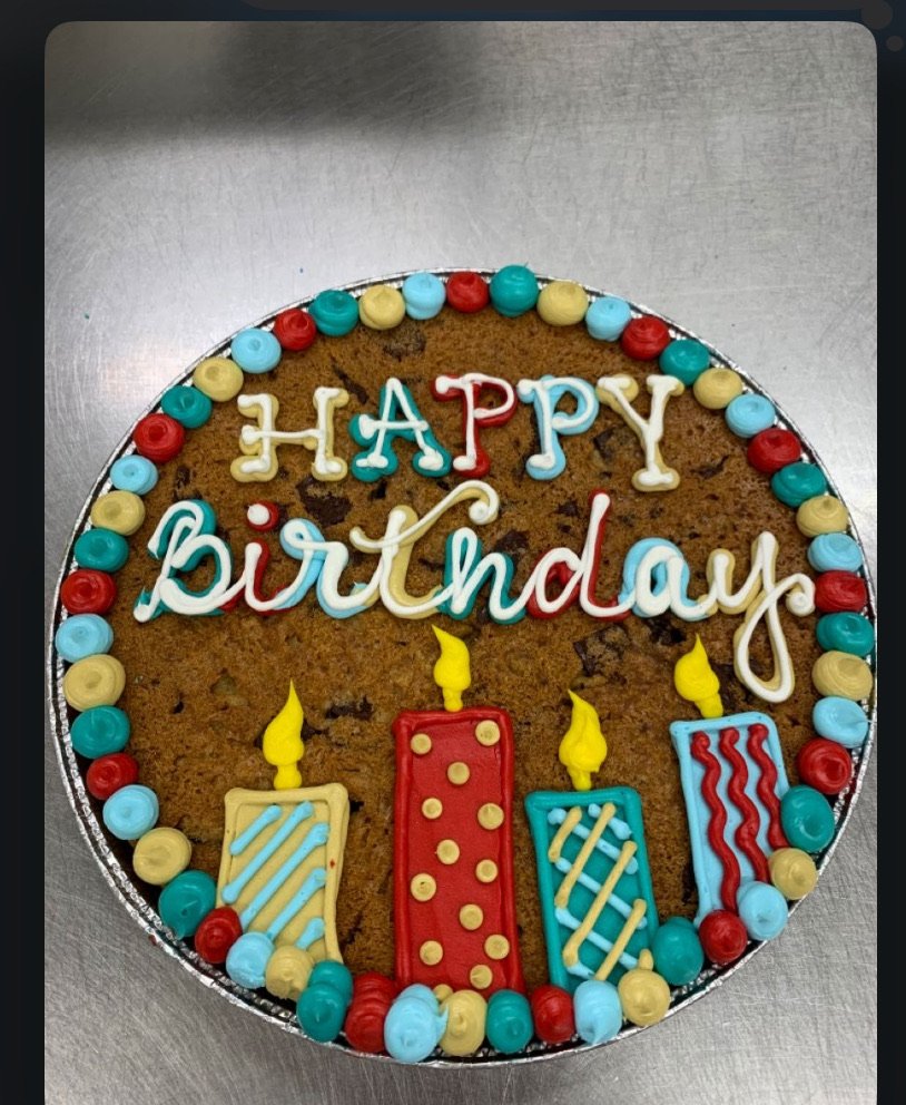 Cookie cake with piped borders